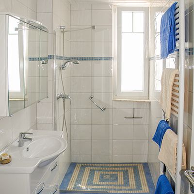 Modernes, helles Badezimmer